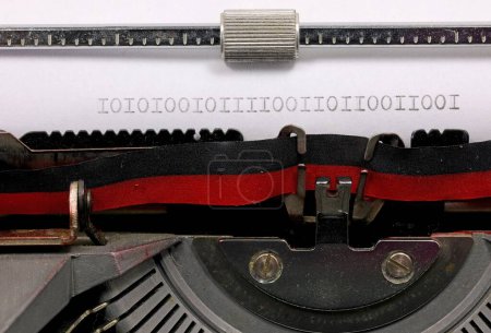 Binäre Abfolge von Nullen und Einsen, die mit schwarzer Tinte auf Papier mit einer alten Schreibmaschine geschrieben wurden