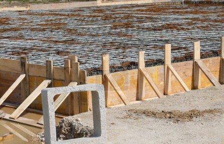 Stahlbetonplatten-Fundamentbau auf Baustelle ohne Arbeiter