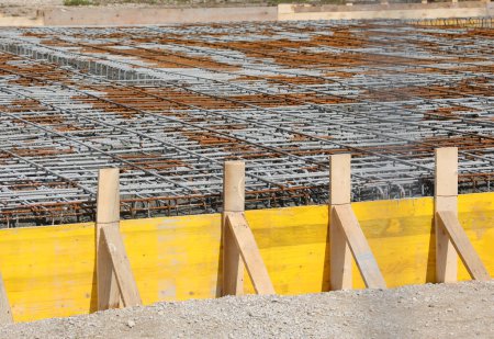 encofrado del edificio hecho con tablones de madera durante la colocación de cemento para hacer la fundación del edificio en el sitio de construcción sin trabajadores