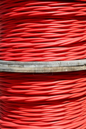 Detalles de bobinas de cables eléctricos de alta tensión para transportar electricidad entre varias subestaciones eléctricas de la ciudad