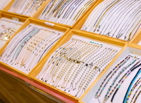Viele Halsketten und Armbänder und Fußkettchen zum Verkauf im Mode- und Accessoiregeschäft