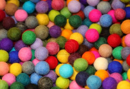 fondo de bolas de colores de lana hervida a la venta en la tienda de pasatiempos y pasatiempos