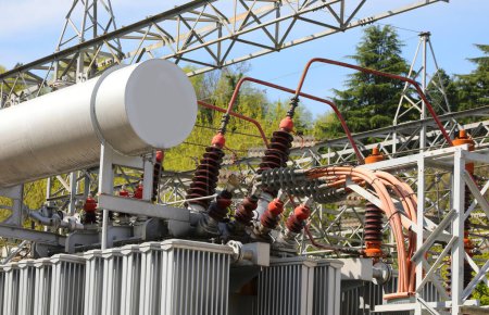 Foto de Hugetransformer a la transformación de voltaje en la central eléctrica que suministra electricidad a los usuarios de la ciudad - Imagen libre de derechos