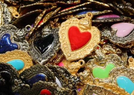 goldene Halskette mit rotem Herz als Symbol der Liebe, die im Modeschmuckstand verkauft wird
