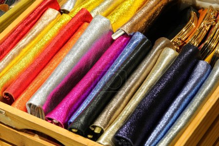 Muchas carteras de cuero creadas a mano por el artesano experto para la venta en la tienda de artículos de cuero
