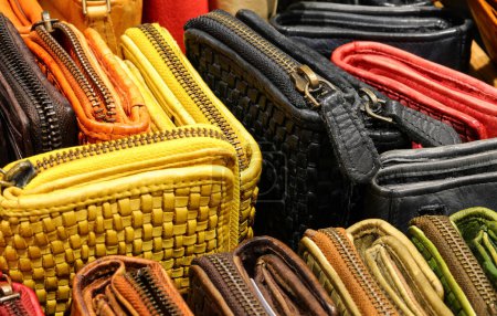 Téléchargez les photos : Portefeuille zippé en cuir créé à la main par l'artisan qualifié à vendre dans la boutique de cuir - en image libre de droit
