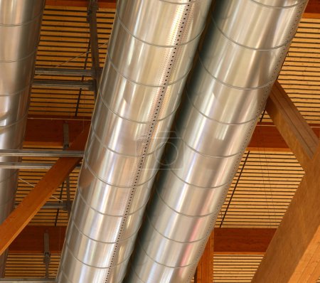 Große Stahlrohre für das Heiz- und Kühlsystem des Industriegebäudes unter dem Dach