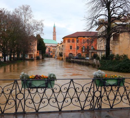 Puente y río llamado FIUME RETRONE en la ciudad de Vicenza en el norte de Italia durante las inundaciones y el monumento
