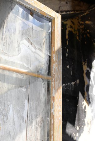 Ventana rota con vidrios rotos de una casa destrozada por la guerra destruida por los bombardeos