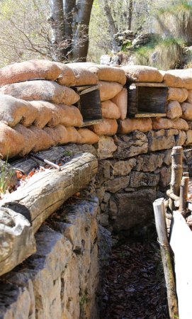 Zwei Schlitze mit Sandsäcken zum Schutz vor feindlichen Angriffen in einem in den Boden gegrabenen Graben