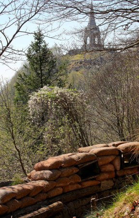 Enger, mit Sandsäcken zum Schutz in den Boden gegrabener Graben und das Beinhaus des Monte Cimone in Norditalien sichtbar