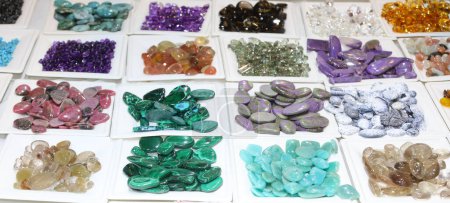 Marktstand mit bunten Edelsteinen zur Heilung mit der therapeutischen Kraft von Kristallen