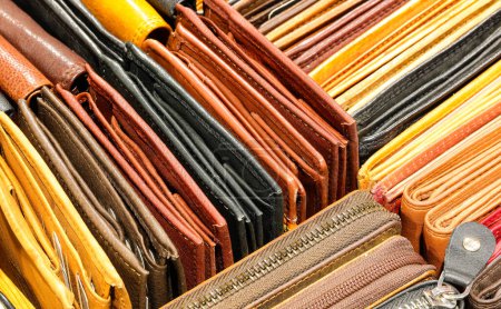 Téléchargez les photos : De nombreux portefeuilles en cuir créés à la main par un artisan qualifié à vendre dans le magasin de maroquinerie - en image libre de droit