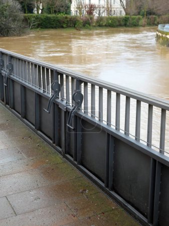 Presa móvil en barandilla de puente para evitar inundaciones en ríos e inundaciones en ciudades