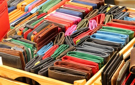 Téléchargez les photos : De nombreux portefeuilles en cuir créés à la main par l'artisan qualifié à vendre dans le magasin de maroquinerie - en image libre de droit