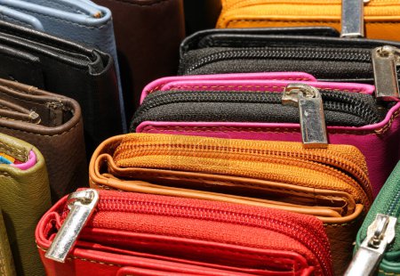 Téléchargez les photos : Portefeuille zippé en cuir créé à la main par l'artisan qualifié à vendre dans la boutique de cuir - en image libre de droit
