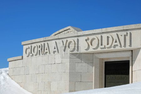 Téléchargez les photos : Pieve, TV, Italie - 13 mars 2024 : Mémorial militaire un ossuaire de texte de fourmi de la Première Guerre mondiale GLORIE aux soldats en langue italienne - en image libre de droit