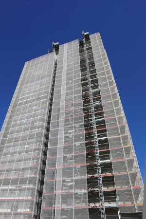 Andamios del rascacielos más alto durante los trabajos de mantenimiento para la instalación de la capa térmica para