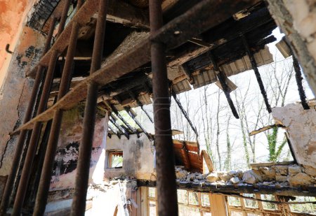 Techo derrumbado de la casa abandonada destruida después del terrible incendio