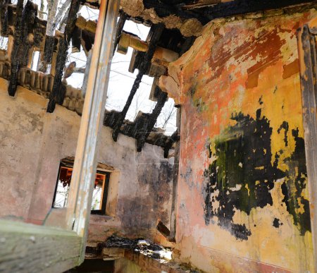 Téléchargez les photos : Toit effondré de la maison abandonnée détruite par le terrible incendie sans personnes - en image libre de droit