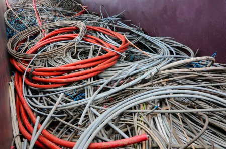 Montón de cables eléctricos desechados en el desguace de cables eléctricos para reciclar cobre y plástico contaminante