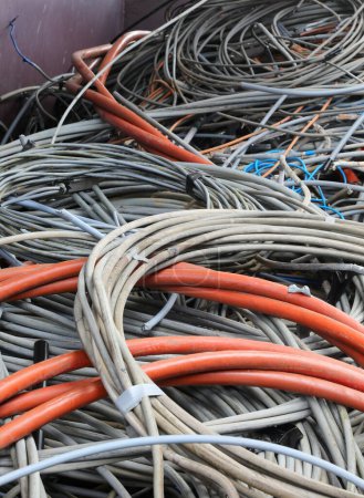 Foto de Pila de cables usados y madejas eléctricas en la planta de reciclaje para la recogida de material de desecho - Imagen libre de derechos