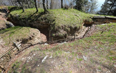 excavación de la profunda trinchera muy estrecha de la Primera Guerra Mundial, donde los soldados se refugiaron de los enemigos