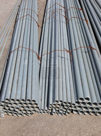 muchos tubos de hierro que se colocarán dentro del sitio de construcción para luego pasar los fluidos de la red de infraestructura
