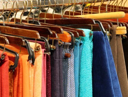 Téléchargez les photos : Tissus fins de nombreuses couleurs et tissus à vendre dans la boutique de couture artisanale très recherchée - en image libre de droit