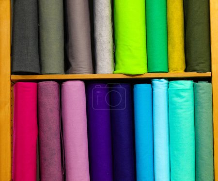 Téléchargez les photos : Étagère en tissu coloré pour confectionner des vêtements faits maison pendant les loisirs - en image libre de droit
