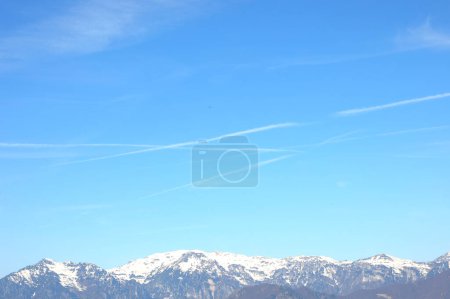 Téléchargez les photos : Panorama de montagne avec chemtrails blancs laissés par l'Ari ou quelque chose d'autre Selon la théorie du complot - en image libre de droit