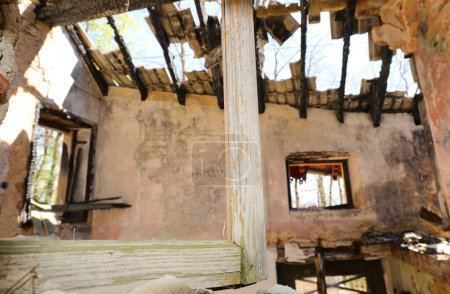 techo destruido de la casa abandonada por el terrible incendio y escombros