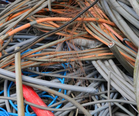 Foto de Muchos cables eléctricos utilizados en el vertedero de material reciclable para evitar contaminar el medio ambiente - Imagen libre de derechos