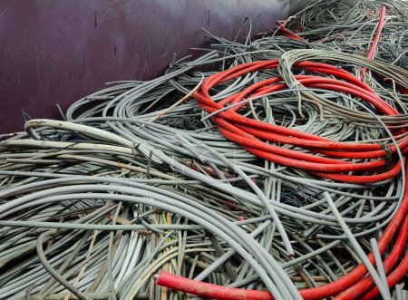 El cable de cobre de alto amperio desechado espera el reciclaje en la instalación de chatarra