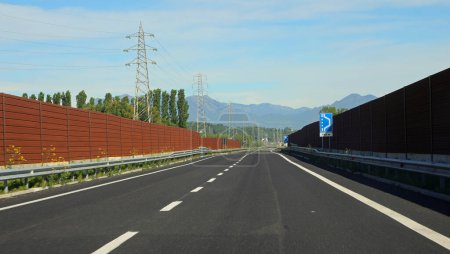 breite asphaltierte Autobahn mit sehr wenig Verkehr und Lärmschutzwänden