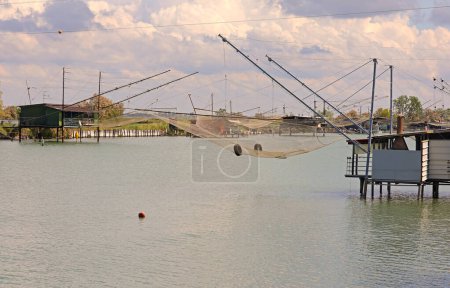 Cabañas de pesca del mar Adriático llamadas Bilancioni o Padelloni en lengua italiana construidas sobre pilotes con redes de pesca