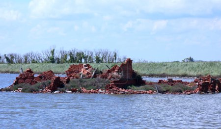 Téléchargez les photos : Ruines ravagées par les inondations d'une vieille maison abandonnée en briques rouges - en image libre de droit