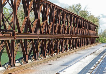 Rostiges Eisengeländer an einer Hochbrücke verhindert Sturz in den Fluss