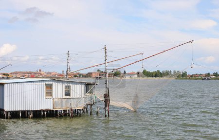 Cabañas de pesca del mar Adriático llamadas Bilancioni o Padelloni en lengua italiana construidas sobre pilotes con redes de pesca