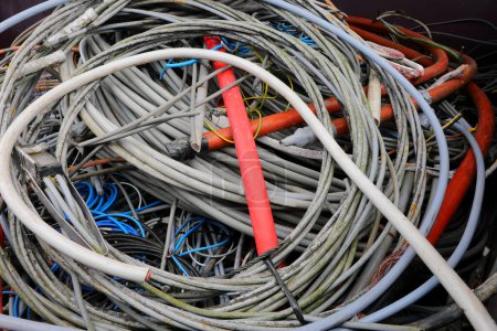 Foto de Cables eléctricos desechados en vertederos para reciclar cobre y plástico contaminante - Imagen libre de derechos