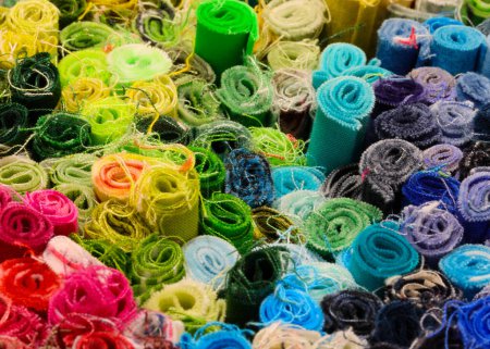 Téléchargez les photos : Sélection d'une variété de tissus aux couleurs vives pour la création de vêtements - en image libre de droit
