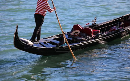 Foto de Gondolier en el Barco de la Góndola mientras serpentea en el Gran Canal de Venecia ITALIA con jersey rojo y blanco - Imagen libre de derechos