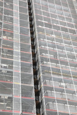 Wärmedämmung und Energiespararbeiten an einem Wolkenkratzer mit Wohnungen und Büros während der Installation der äußeren Wärmeschicht