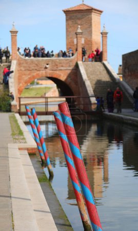 Rote und blaue Anlegemasten und die Brücke, Symbol der Stadt Comacchio in Norditalien