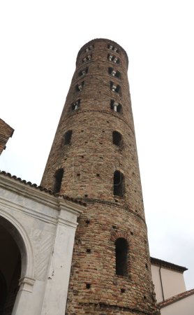 Glockenturm mit einlanzettigen, zweilanzettigen und dreilanzettigen Fenstern von St. Apollinare Nuovo in Ravenna Norditalien