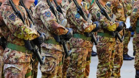 Téléchargez les photos : Vicence, VI, Italie - 10 mai 2024 : Peloton de soldats en uniforme de camouflage avec des armes lors du Rallye des Alpes avec des armes - en image libre de droit