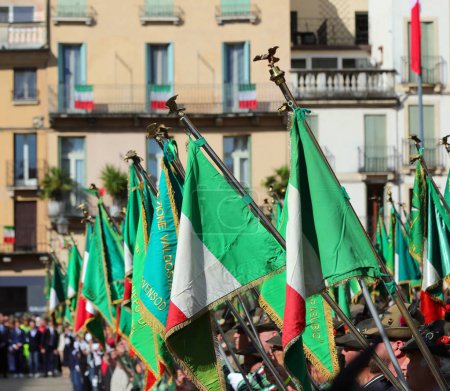 Téléchargez les photos : Vicence, VI, Italie - 10 mai 2024 : Beaucoup de drapeaux et de personnes lors du rassemblement national des Alpini de la Société militaire italienne sur la place - en image libre de droit