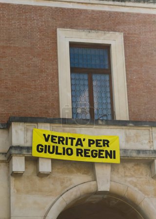 Foto de Vicenza, VI, Italia - 10 de mayo de 2024: Bandera con texto negro que significa VERDAD PARA GIULIO REGENI, un joven italiano asesinado en Egipto - Imagen libre de derechos