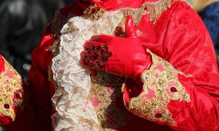 détail du gant en cuir et une bague rouge flashy de la noble personne vêtue de vêtements anciens très précieux à Venise