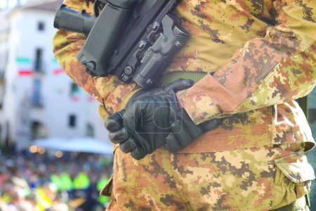 Soldat de garde portant des gants en cuir noir et un fusil d'assaut lors d'une patrouille